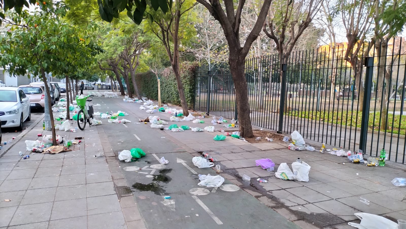 Basura acumulada en el entorno de la Facultad de Educación.