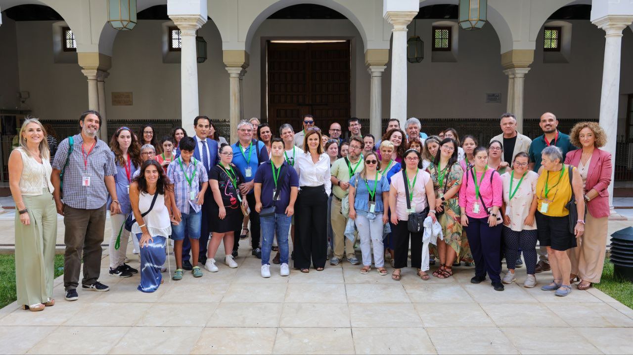 Imagen de diferentes diputados con personas con discapacidad intelectual.