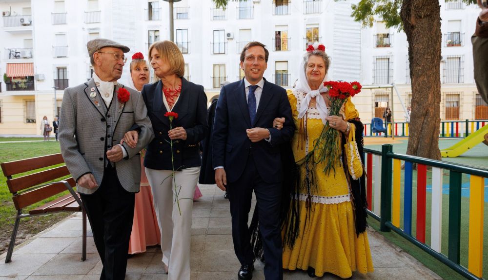 Almeida y Pelayo bailan un chotis entre chulapos