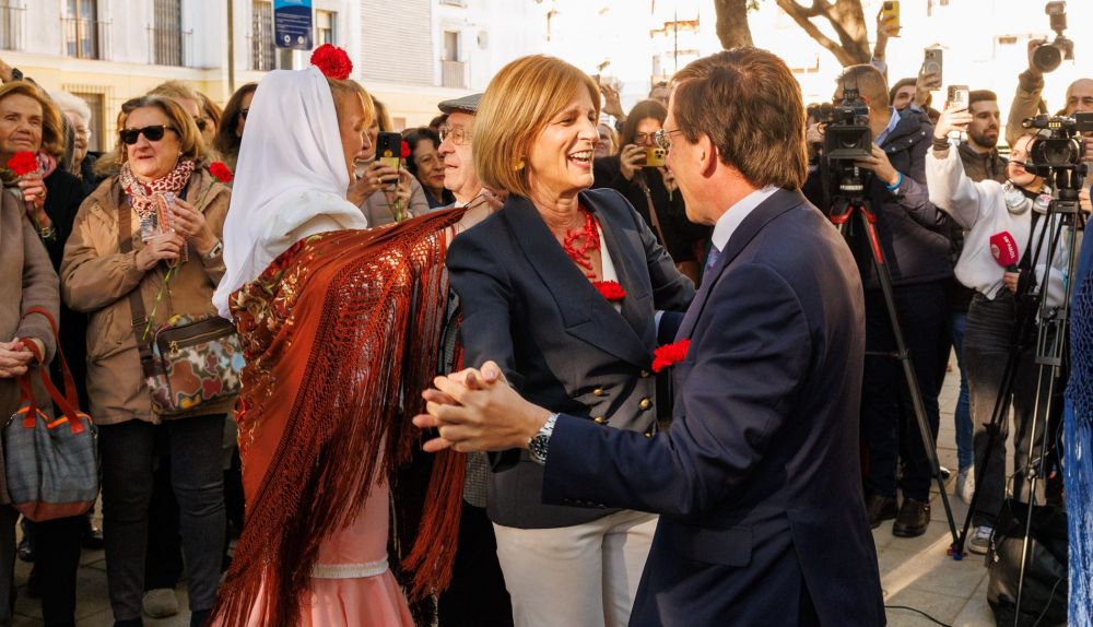 Almeida y Pelayo bailan un chotis entre chulapos