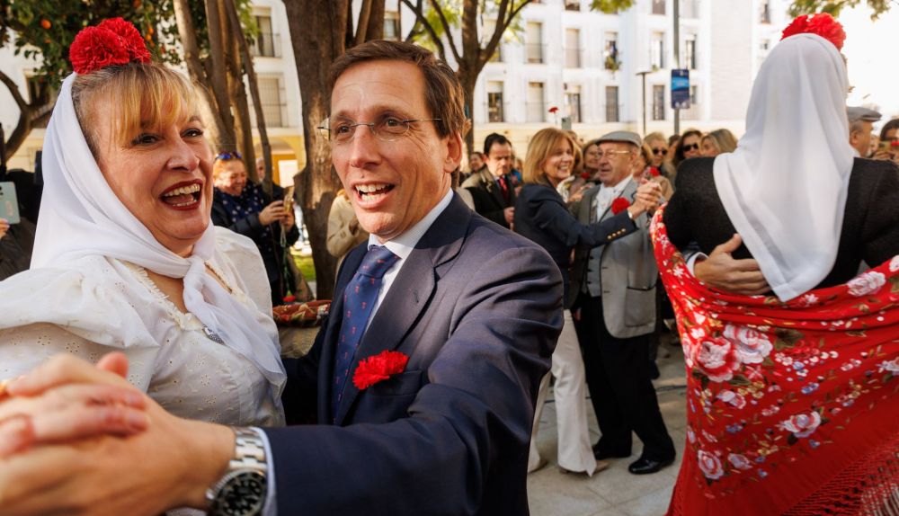 Almeida y Pelayo bailan un chotis entre chulapos