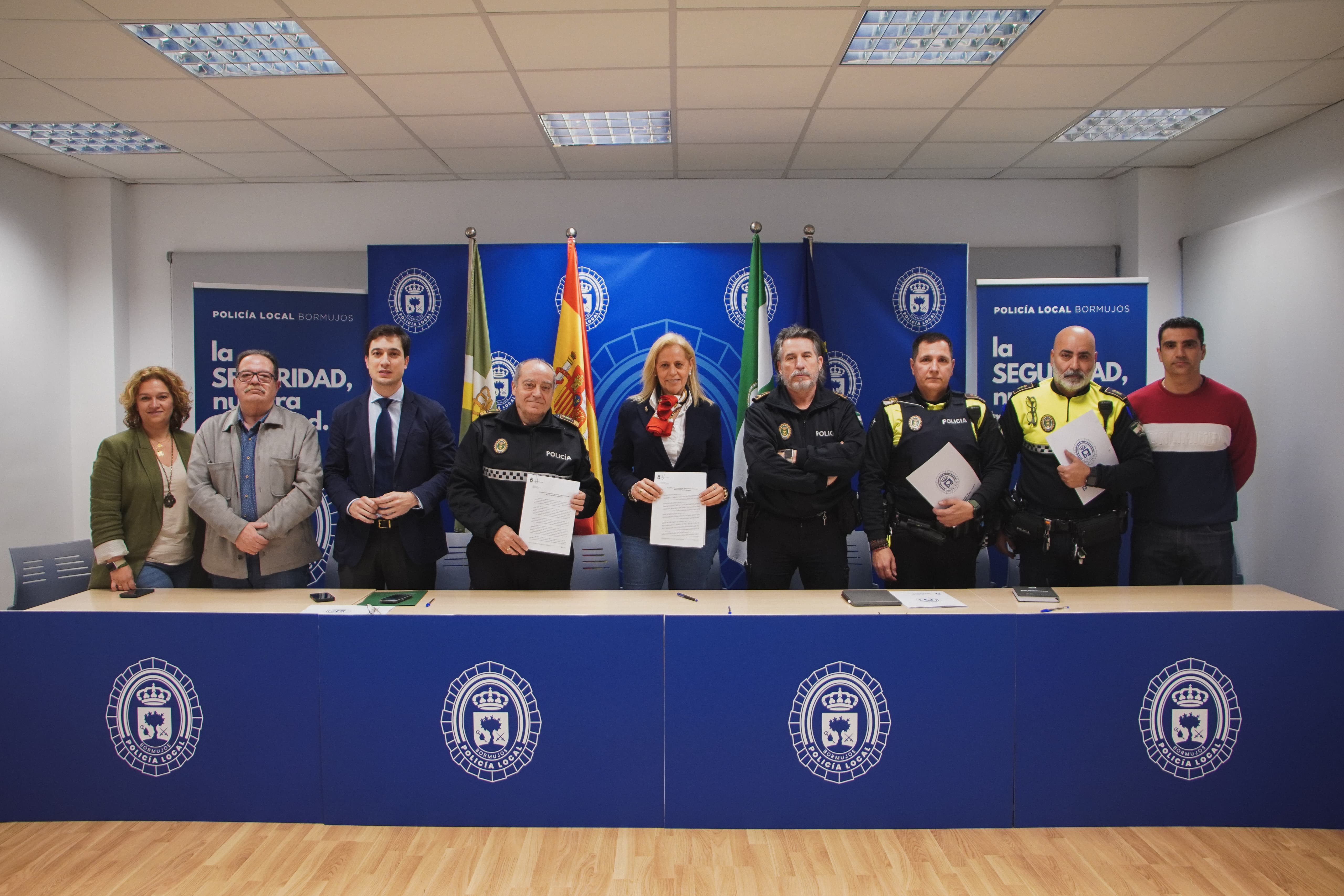 El acuerdo del Ayuntamiento de Bormujos con la Policía Local, esta semana.