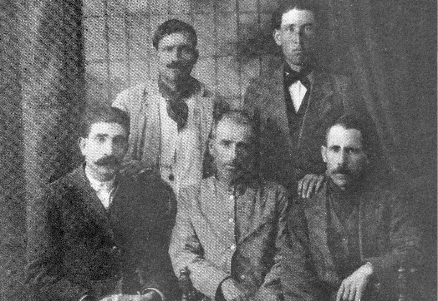 Dirigentes de los Sindicatos campesinos de la CNT. Sentados, José Tejero, que firma el documento, Diego Martínez, Sebastián Oliva. De pie, Antonio Gago y José Ballesteros. 