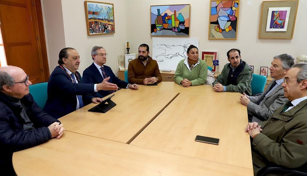 Reunión en el Palacio Villapanés para los preparativos del homenaje a Parrilla de Jerez.
