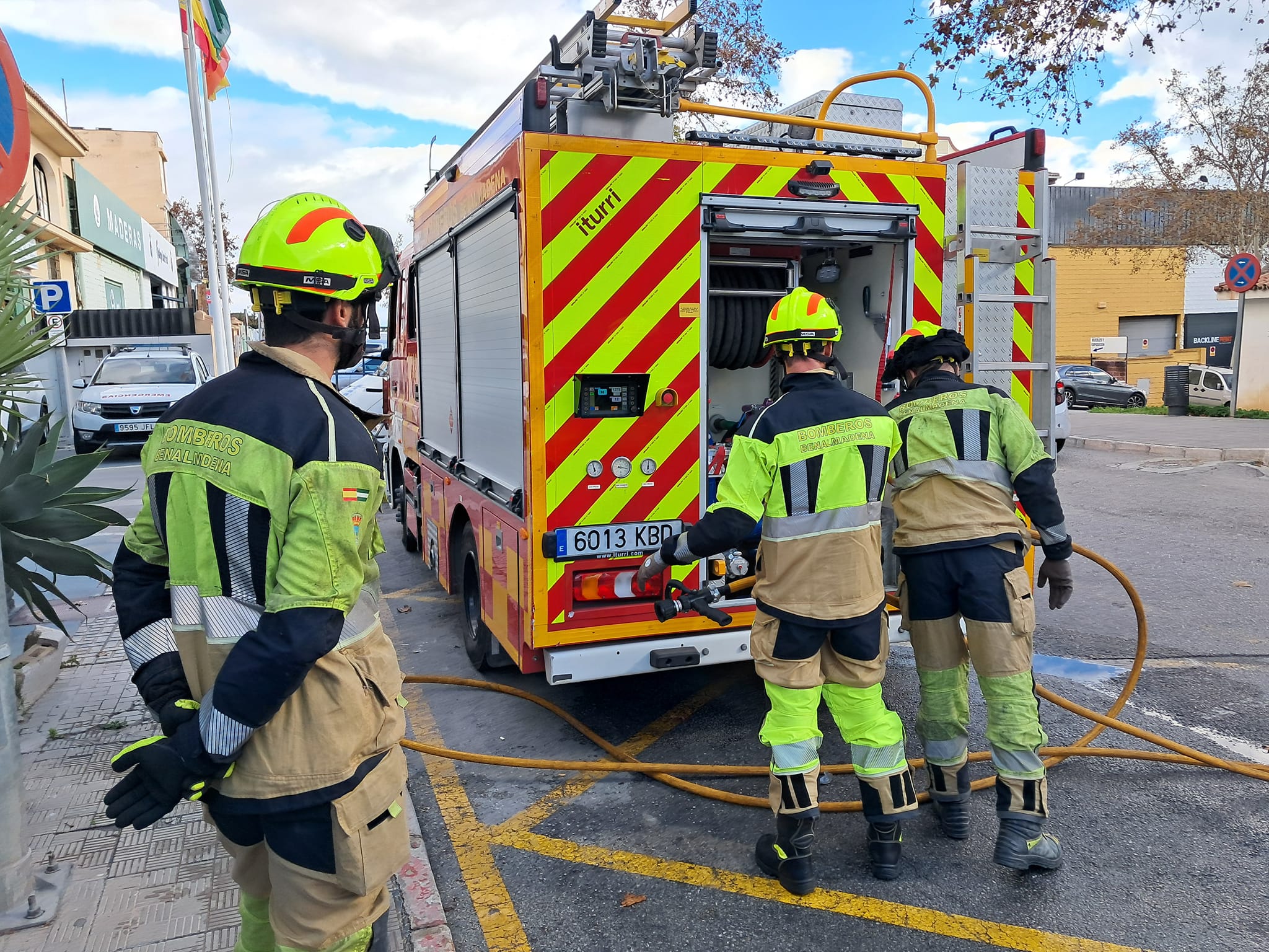 Los bomberos de Benalmádena, en Málaga, que acudieron al fuego de la vivienda donde se produjo el asesinato.