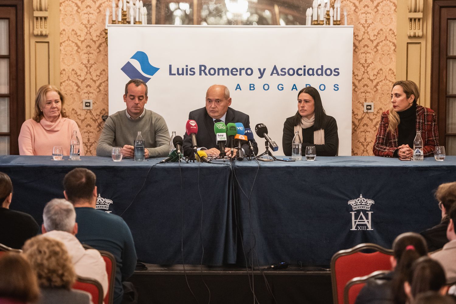 La madre de Juan Antonio Hans, el hermano, el abogado, la viuda y otra letrada del empresario sevillano (de izquierda a derecha).