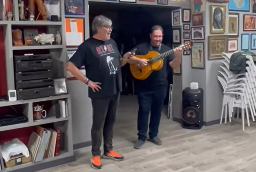 El Yuyu presentando el pasodoble.