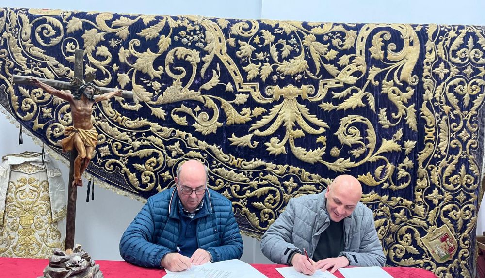 El hermano mayor y el director de la  banda firmando el nuevo contrato por cuatro años.