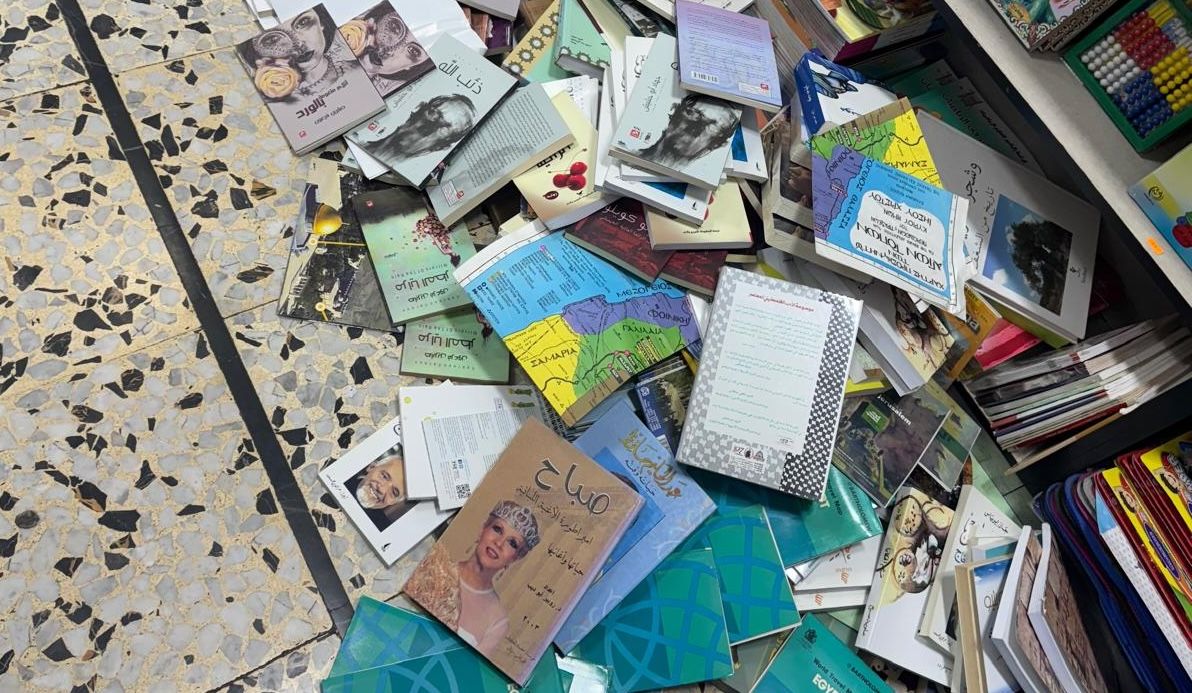 Libros tirados en el suelo, en la librería asaltada en Jerusalén.