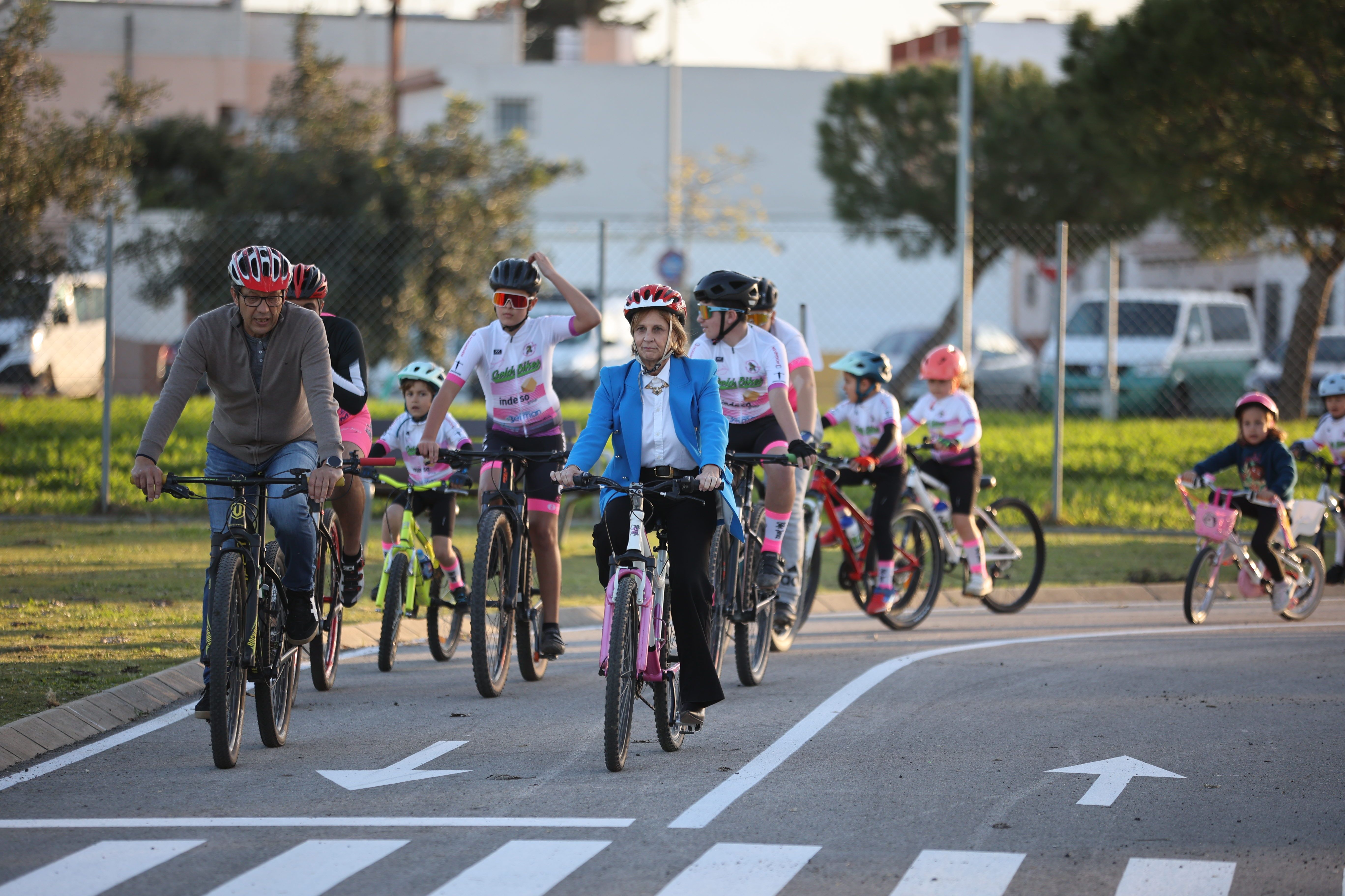 El acto de reinauguración ha finalizado con un paseo en bicicleta. 