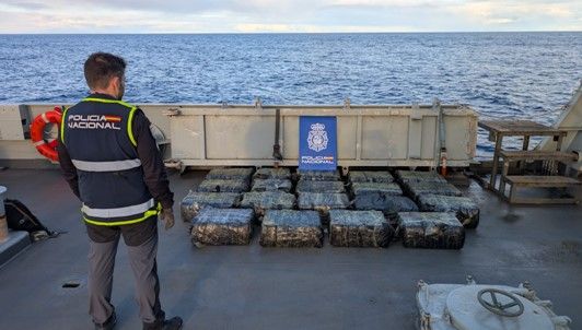 Cargamento del narcovelero interceptado con más de 600 kilos de cocaína. Cargamento del narcovelero interceptado con más de 600 kilos de cocaína.