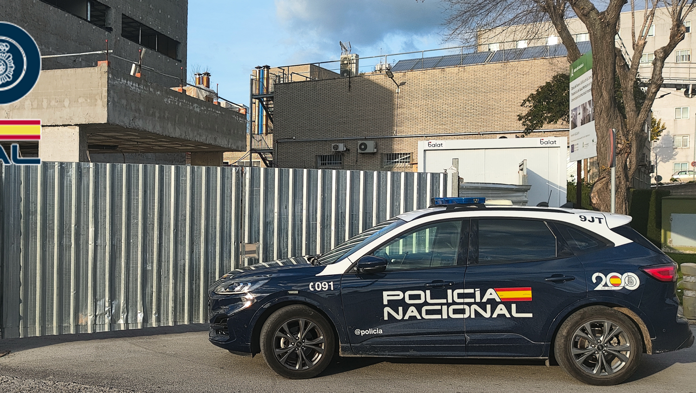 El coche de la Policía Nacional, que detuvo al autor reincidente del robo en el edificio de Salud Mental del Hospital de Jerez.