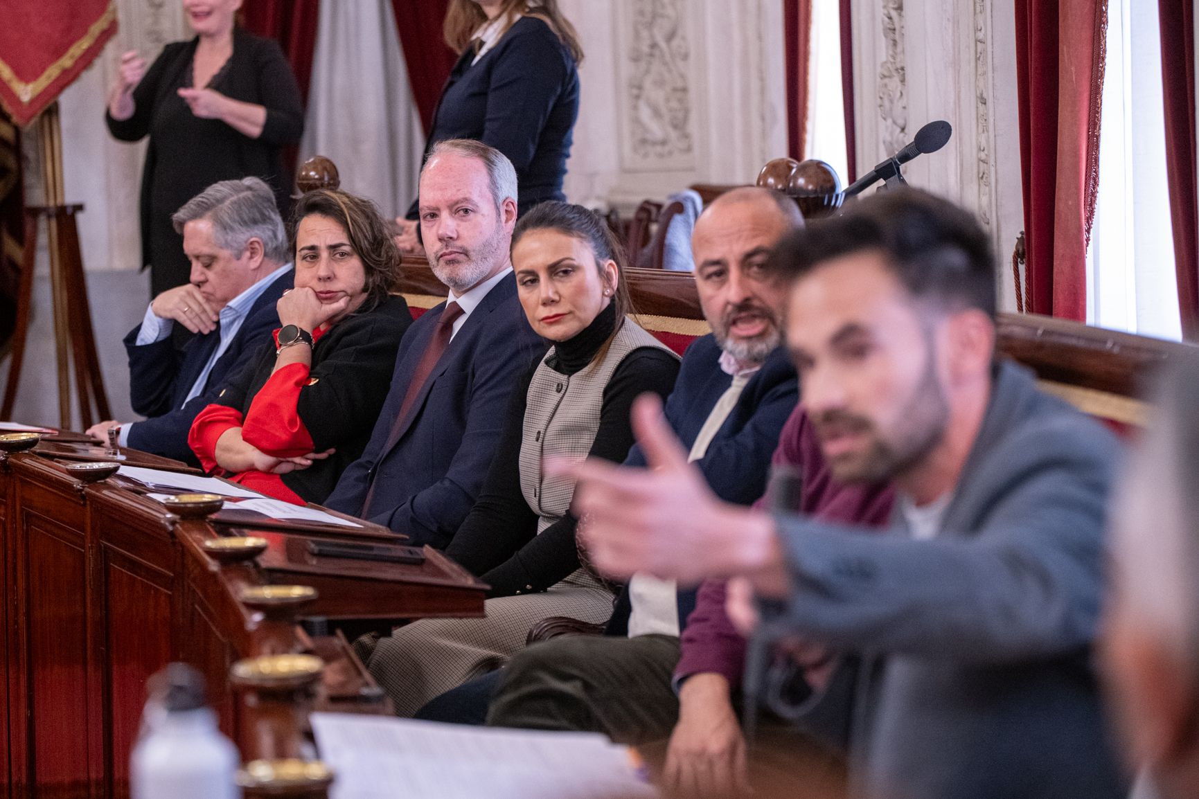 Bancos de la oposición municipal de Cádiz durante una sesión de pleno.