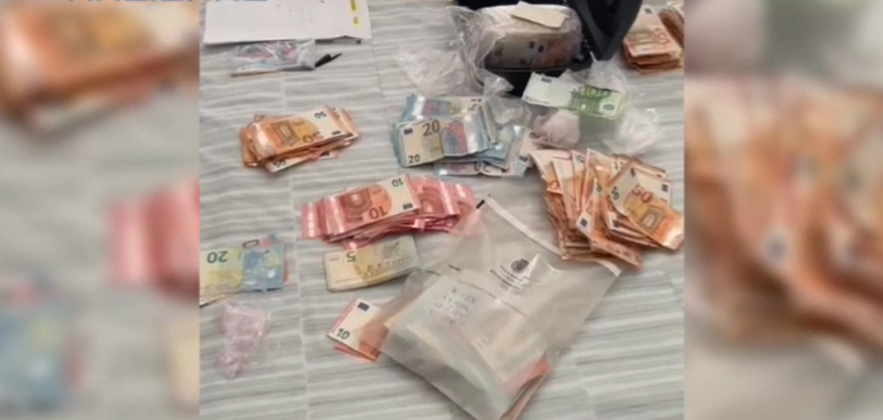 La incautación en Cádiz del dinero y el medio kilo de cocaína.