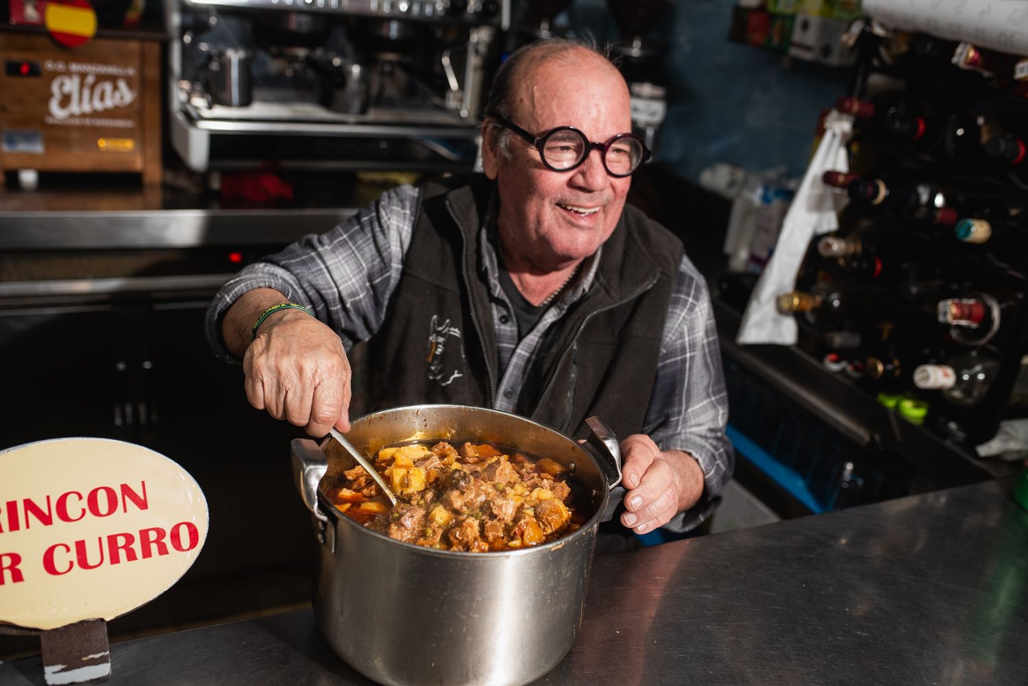 Curro con la caldereta que ha preparado para este viernes en el Mercado de San Gonzalo.