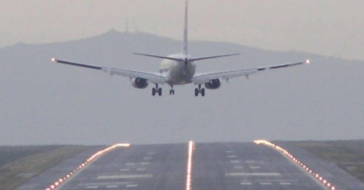 Un avión, en la pista del Aeropuerto de Santiago donde ha tenido que aterrizar de urgencia un vuelo.