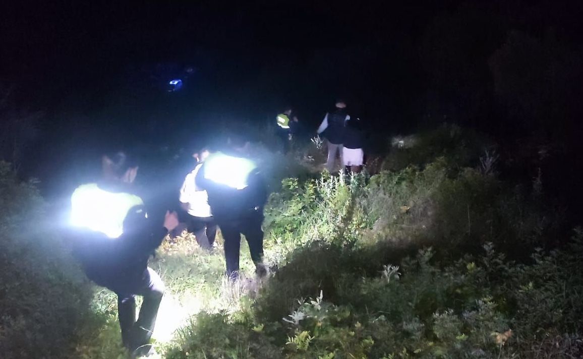 Los jóvenes rescatados en la Cueva del Higueral en Arcos.
