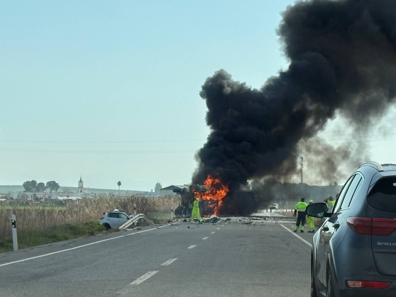 El incendio del vehículo de grandes dimensiones, en llamas entre Los Palacios y Utrera.