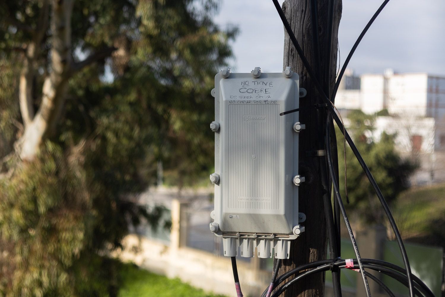 Una caja de fibra óptica, en el antiguo centro de FP de San Juan de Dios. Una caja de fibra óptica, en el antiguo centro de FP de San Juan de Dios.