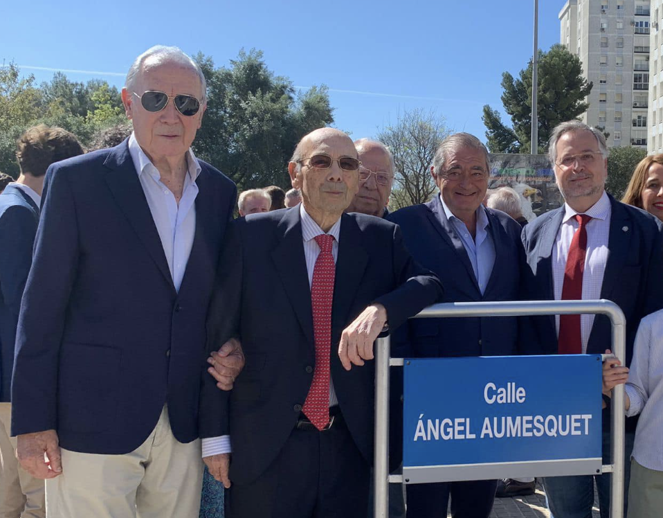 Ángel Aumesquet, segundo por la izquierda, en la inauguración de su calle en Icovesa hace dos años.