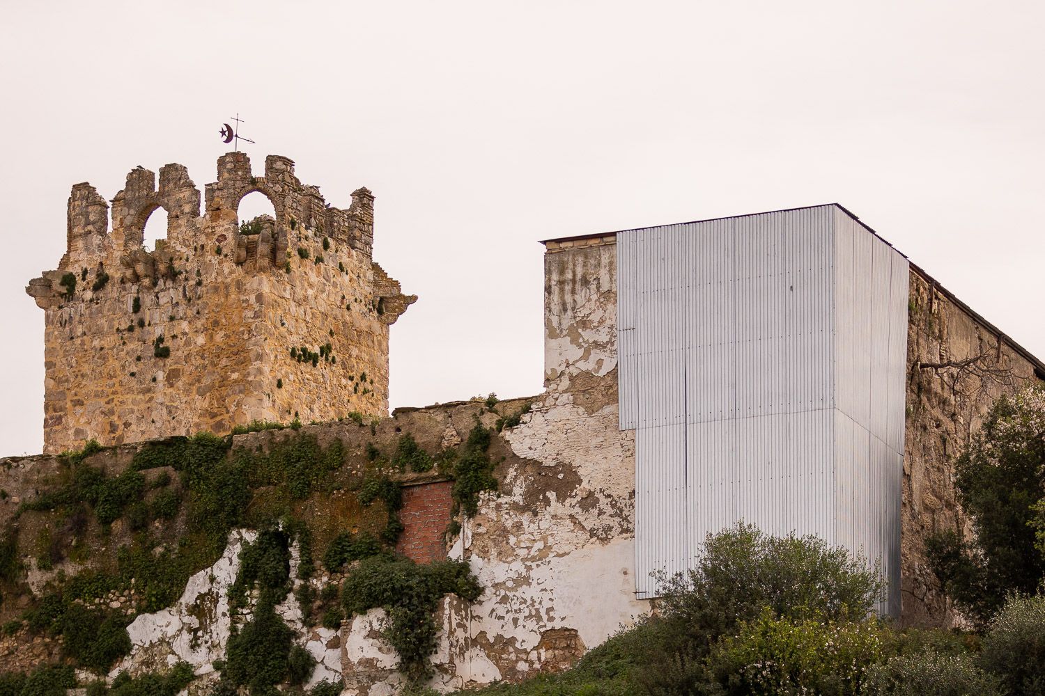 El castillo de Torremelgarejo está completamente abandonado y con una chapa metálica desde hace seis años.