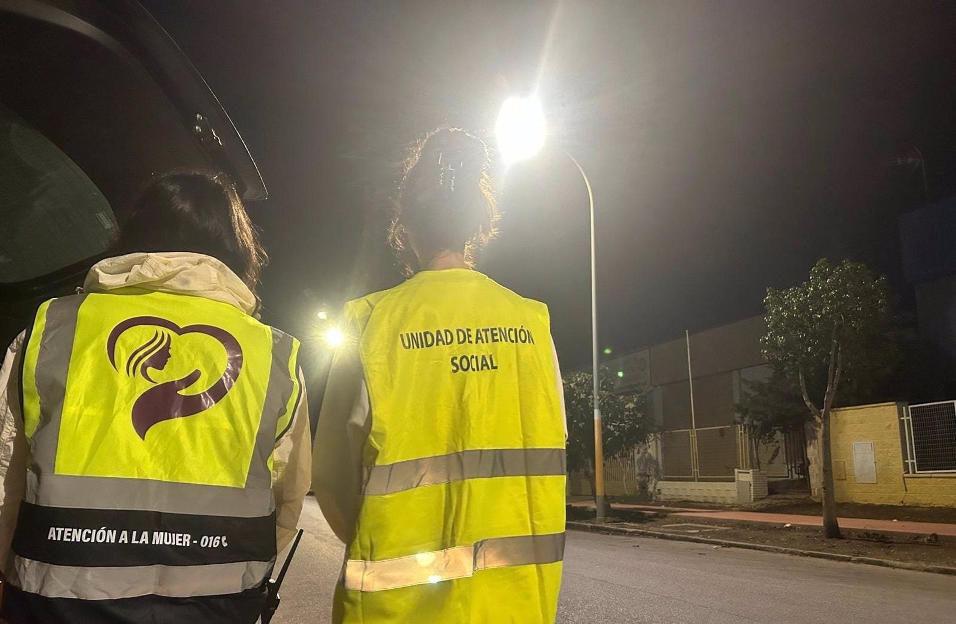 El Equipo de Atención a la Mujer (EAM) trabajando en uno de los polígonos de Málaga donde ha ocurrido la agresión a la mujer trans.