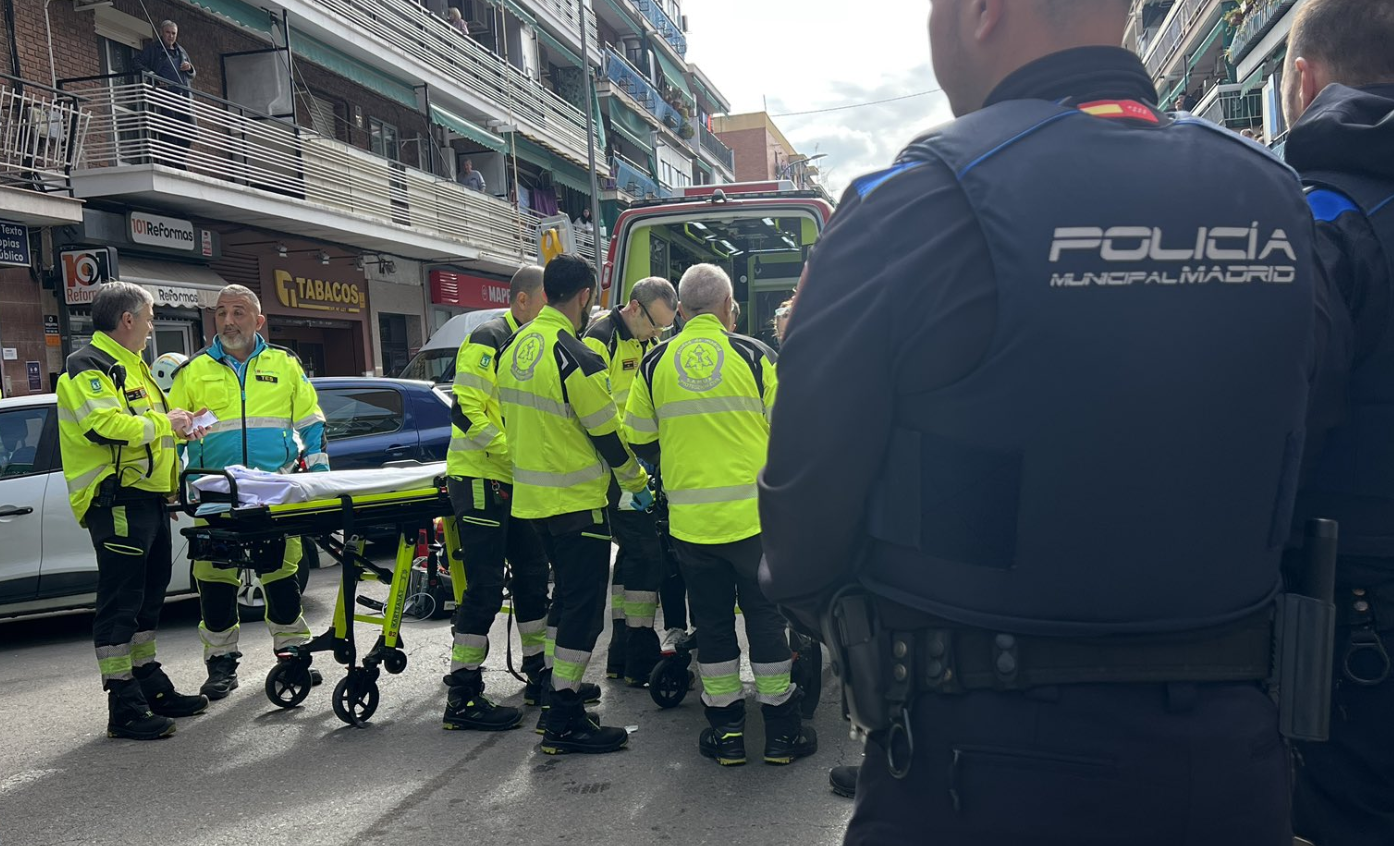Bomberos, agentes de Policía Nacional y sanitarios, interviniendo en el suceso en el que un hombre ha muerto tras caer al foso de un ascensor.