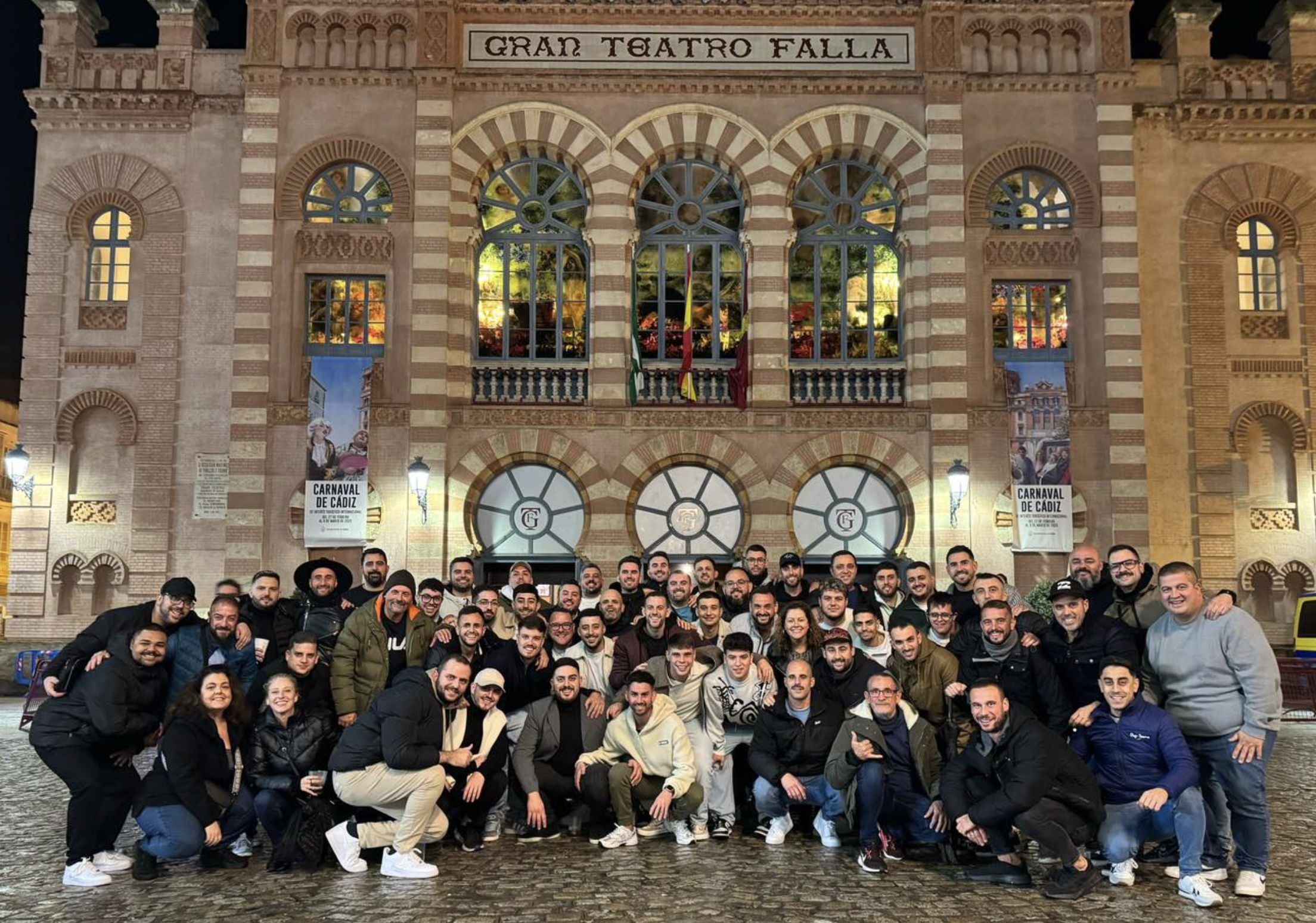 Componentes de la comparsa de Martíenz Ares con integrantes de la murga Los Trapaseros. 