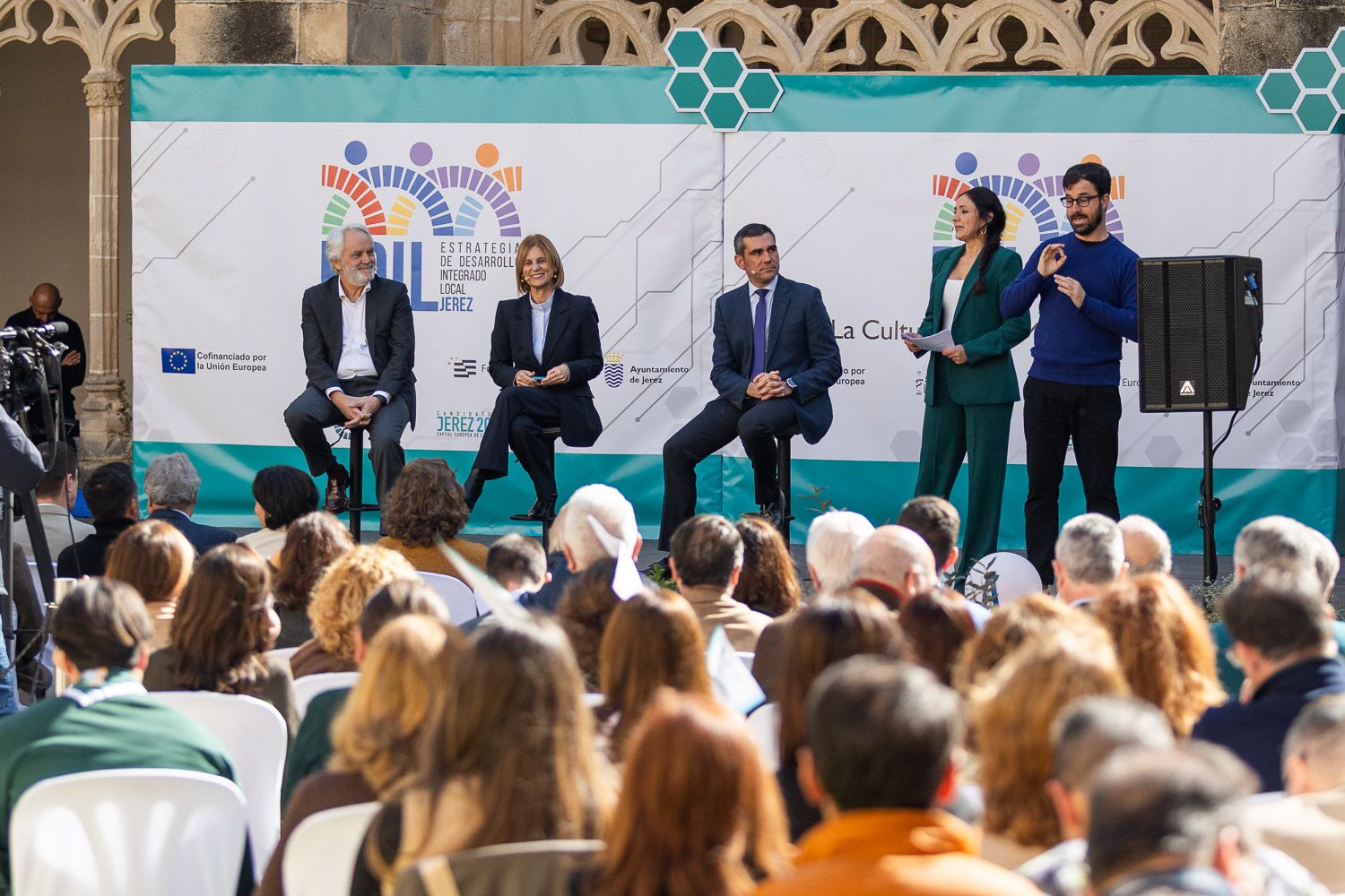 Presentación del Plan de Actuación Integrado (PAI), con los proyectos que optaban a los Edil en Jerez, con la alcaldesa María José García-Pelayo, y su primer teniente de alcaldesa Agustín Muñoz presidiendo el evento en los Claustros.