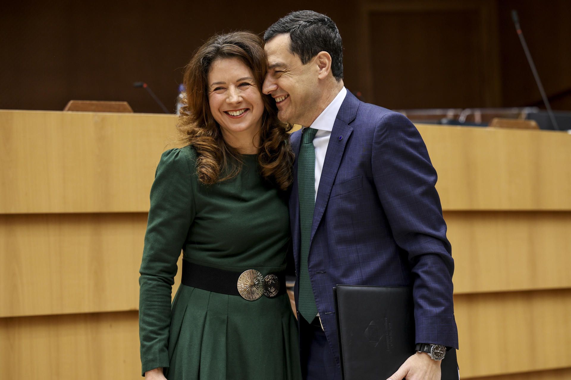 Juanma Moreno y Kata Tutto, copresidentes del Comité de las Regiones en Bruselas.   EFE/ Pablo Garrigós Cucarella