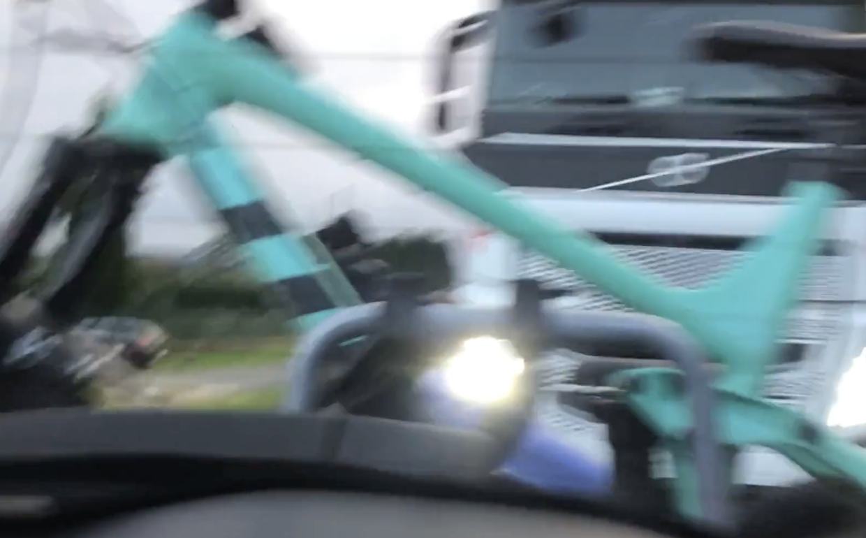 El diablo sobre ruedas: un camionero acosa a un turismo en el que viajaban niños.