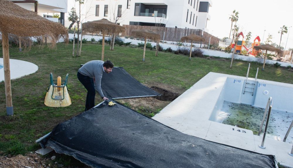 Agujeros en el césped de la piscina, que llevan 2 meses abiertos.