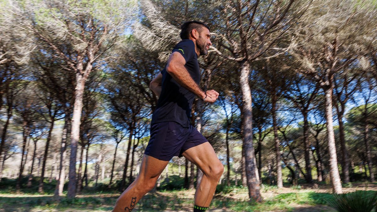 Un deportista, corriendo entre pinares en el término de Chiclana. Un deportista, corriendo entre pinares en el término de Chiclana.