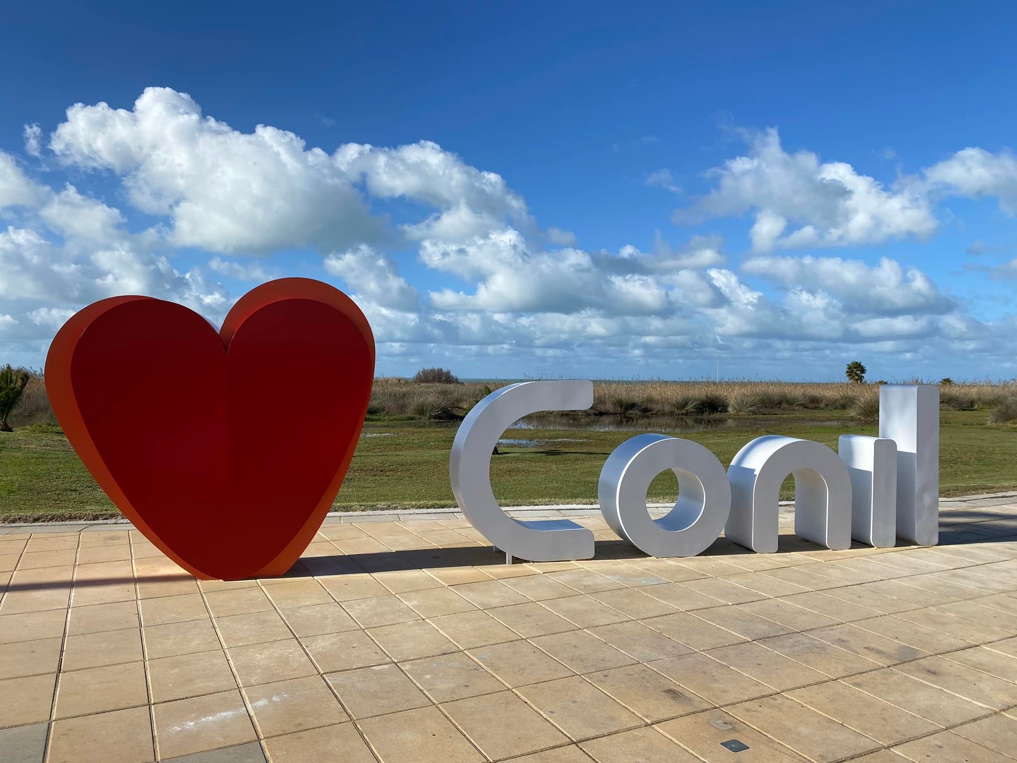 El 'I Love Conil' que fue retirado.