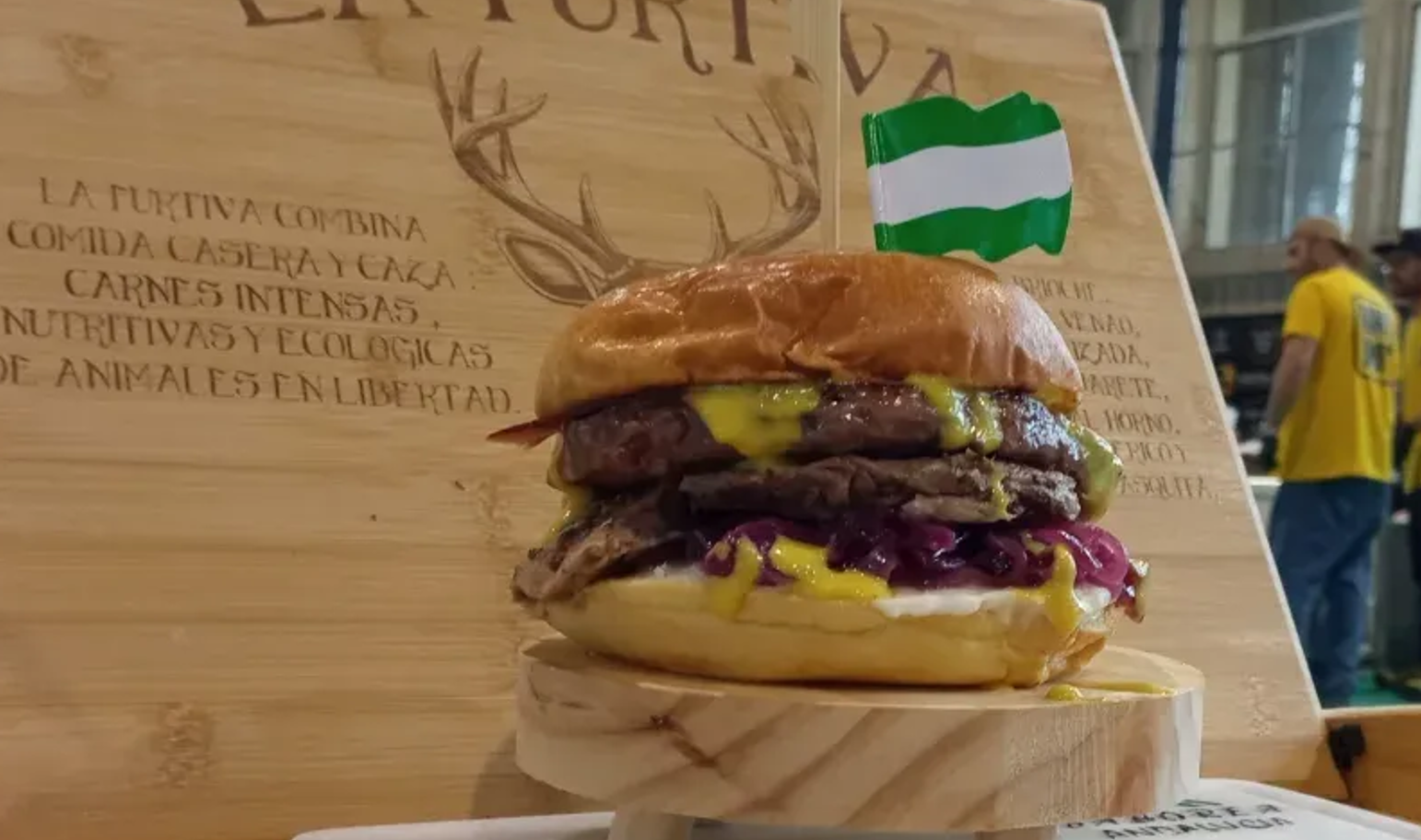 La hamburguesa de venado junto al Majaceite que ha sido premiada.