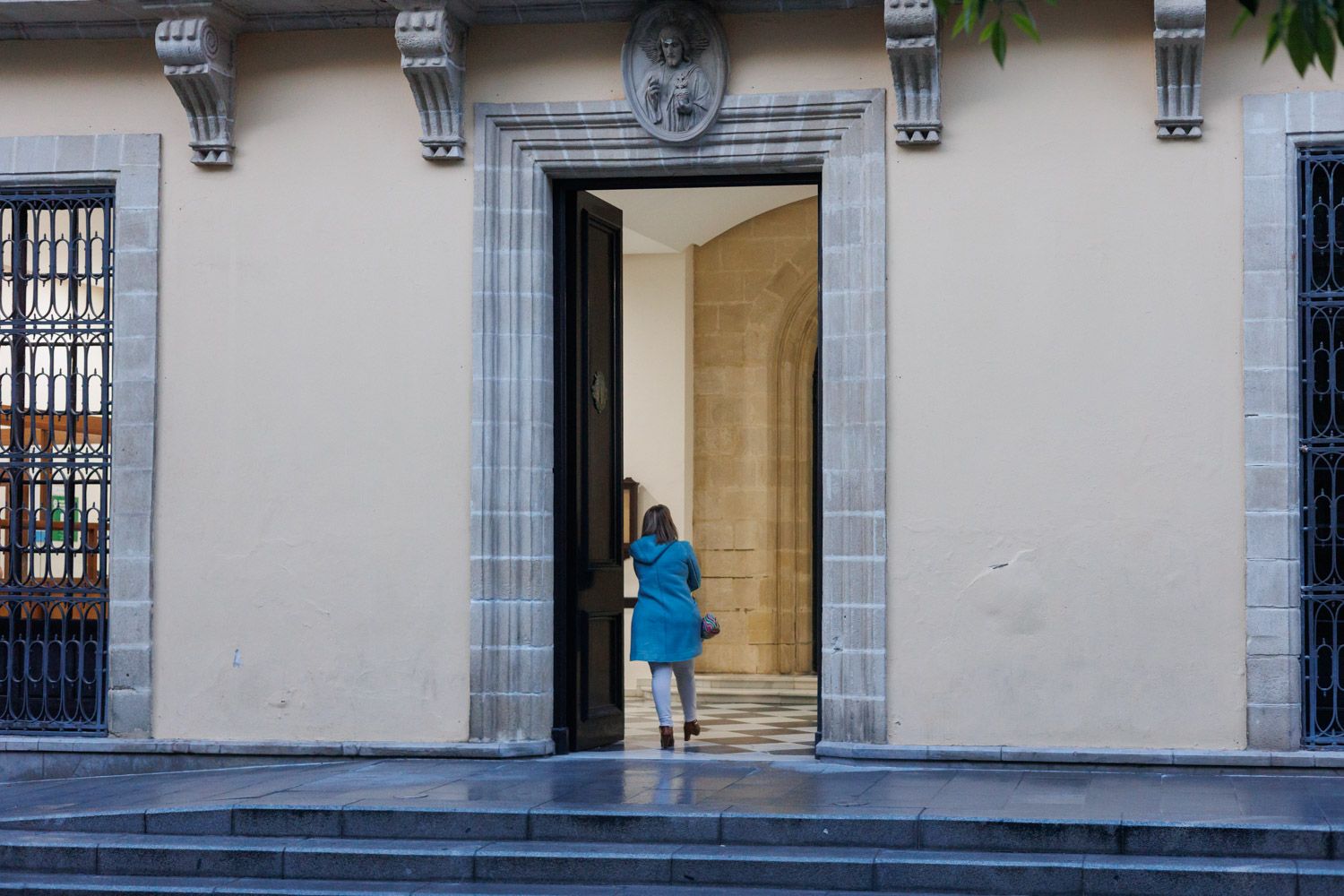 Una trabajadora municipal, entrando al Ayuntamiento.