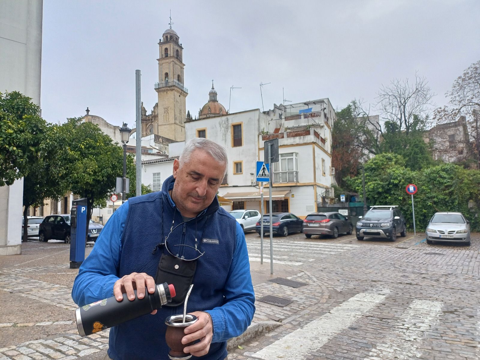 Diego Morilla, argentino que ha viajado a Jerez para conocer el lugar de nacimiento de sus bisabuelos, con la catedral al fondo.  CEDIDA