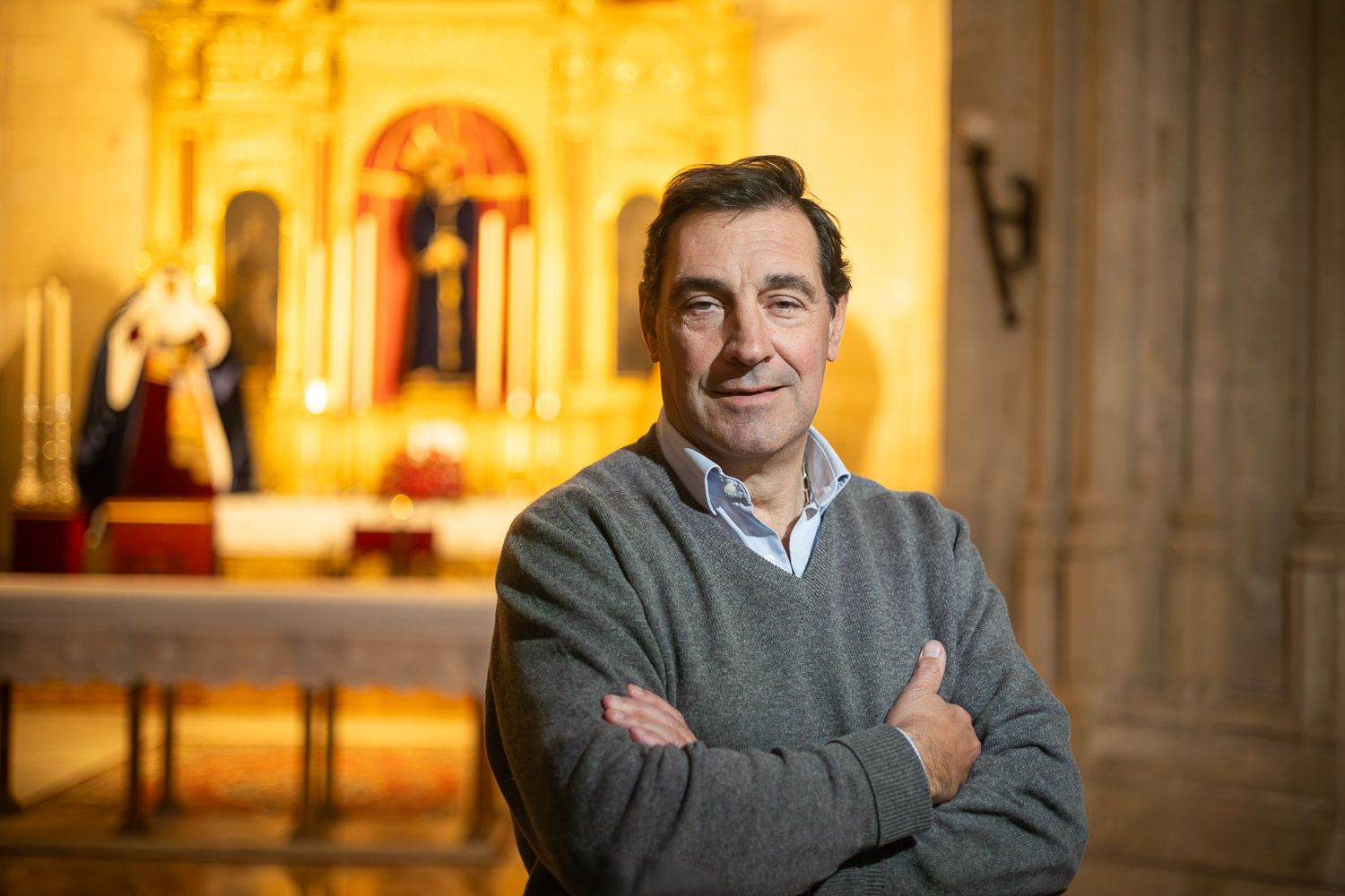 El nuevo hermano mayor del Prendimiento ante el altar en el que reciben culto los titulares de la cofradía.