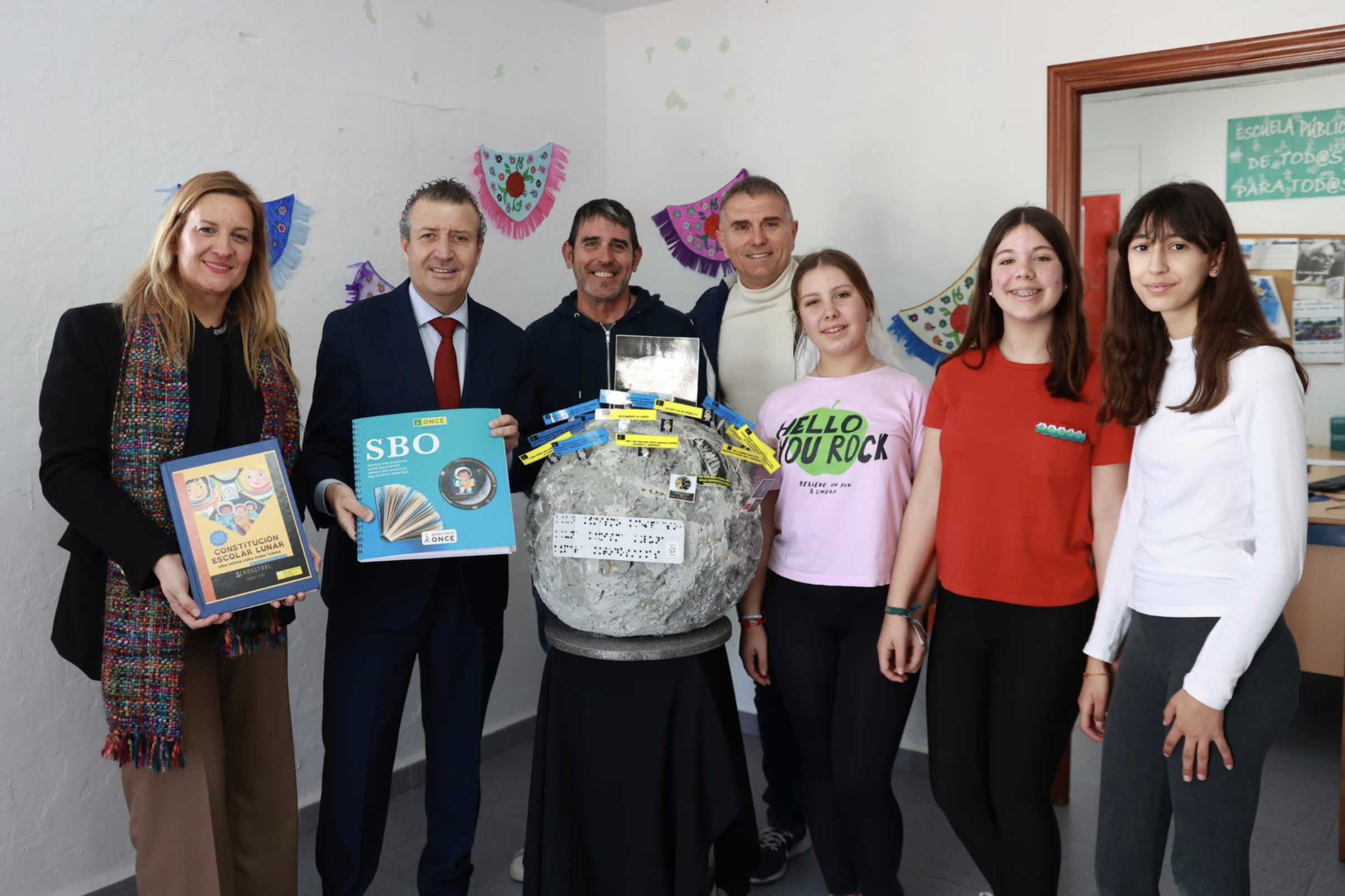 Alumnado del CEIP San Ignacio del Viar, con su proyecto de Constitución Escolar Lunar.