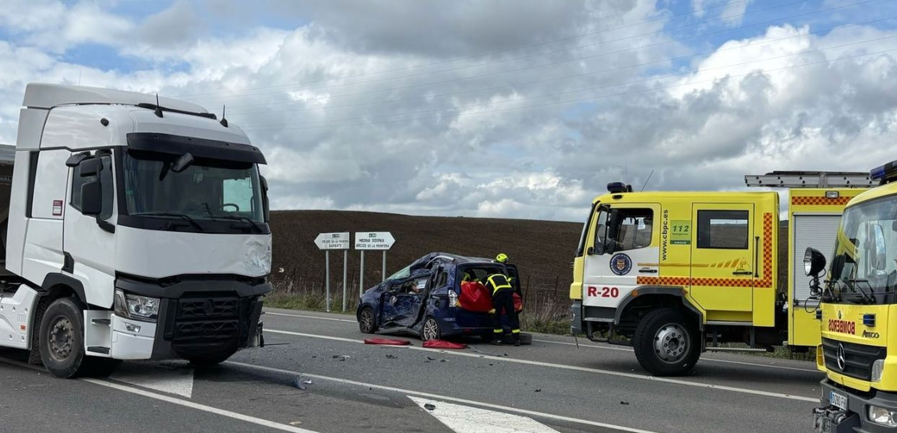 El turismo, tras el choque con el tráiler.