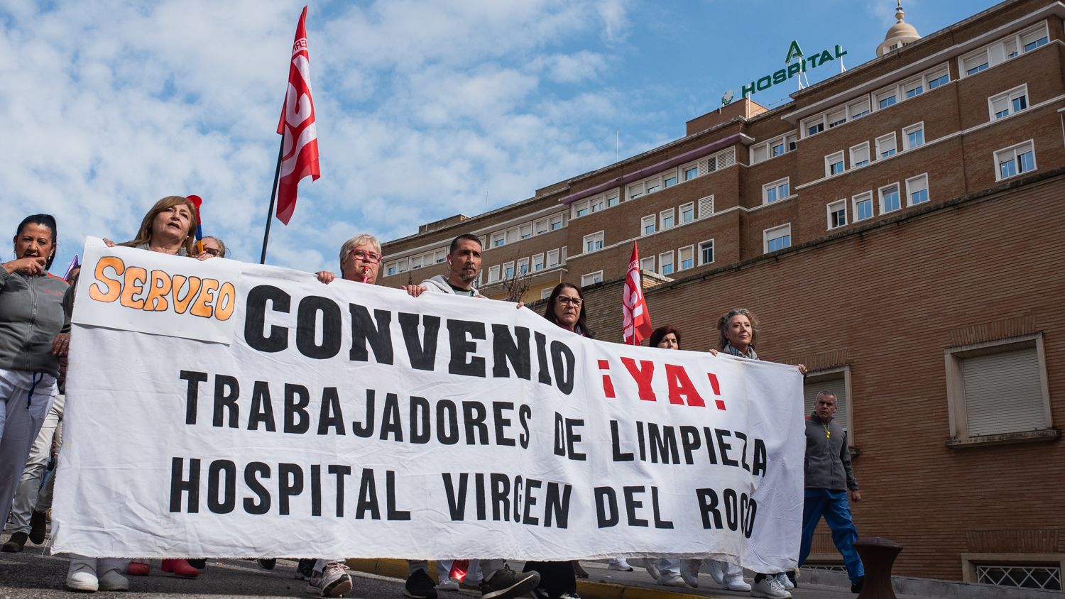 Protesta de los trabajadores de la limpieza en el Virgen del Rocío. 