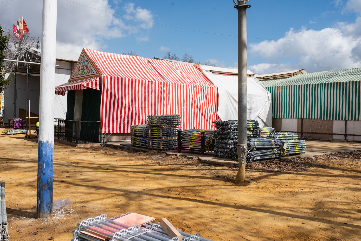 Montaje de la caseta afectada en la Feria de Sevilla.
