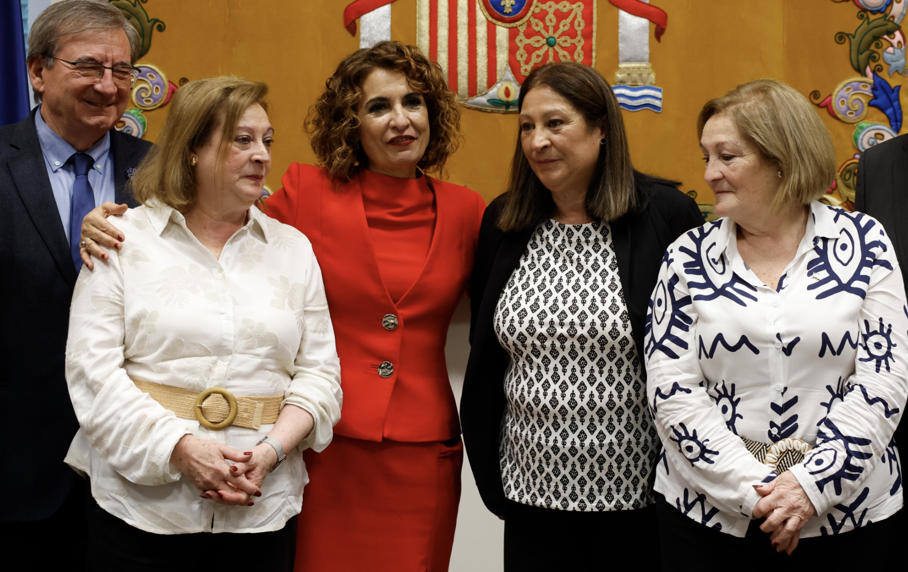 María Jesús Montero, junto a las hermanas de García Caparrós.   FOTO: EFE