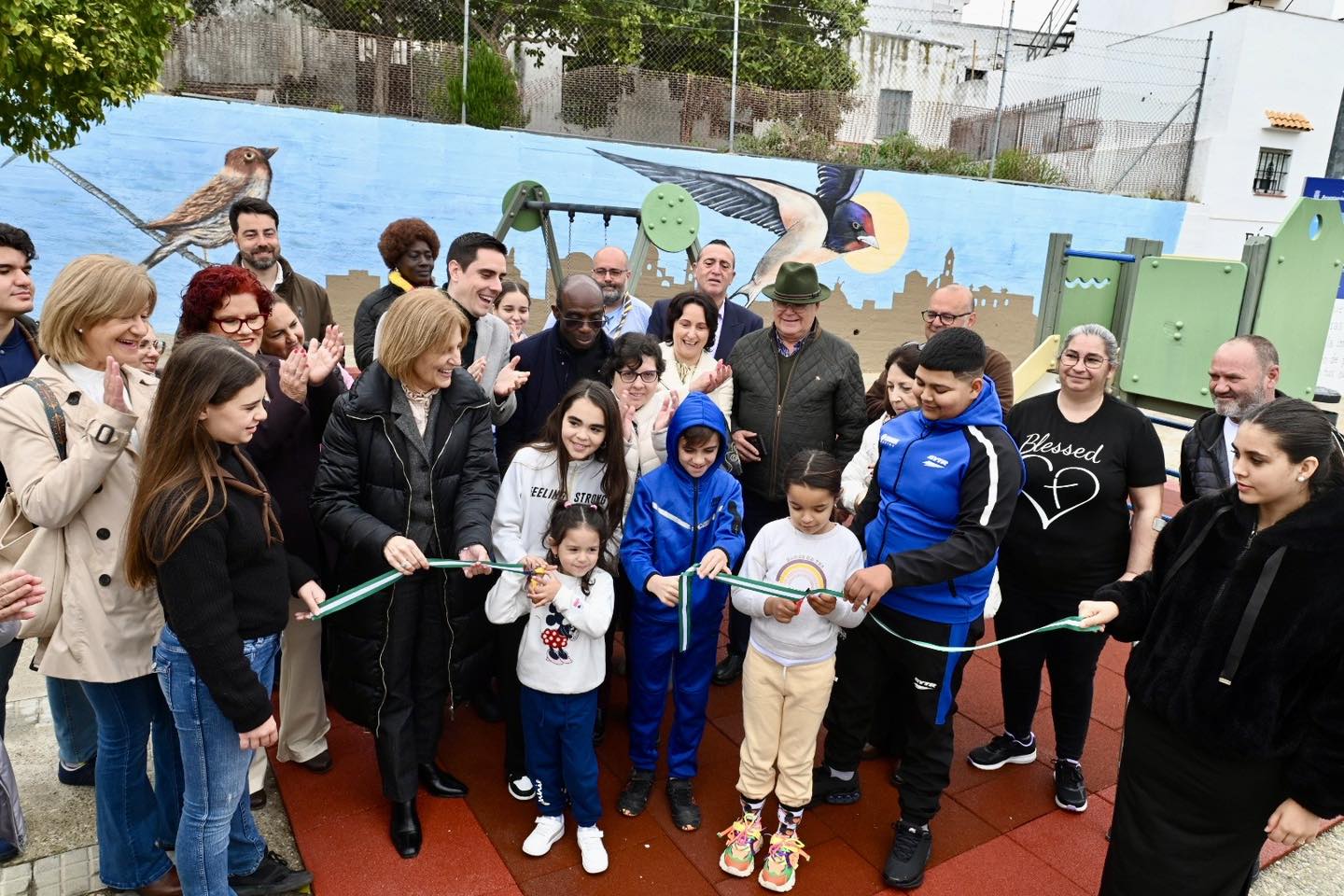 La alcaldesa subraya "la gran labor de regeneración del barrio" de la asociación de vecinos de Torresoto con motivo de la inauguración del parque infantil y la pista de petanca.
