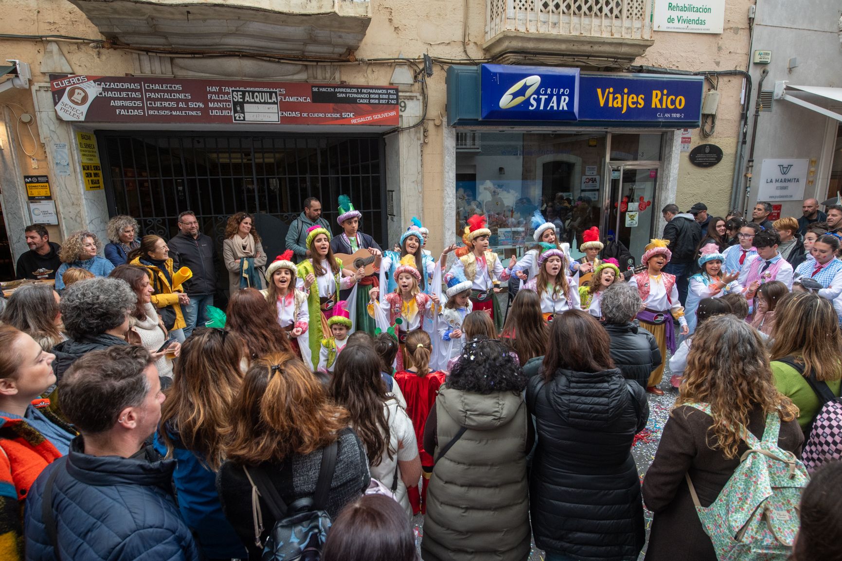 Las primeras chirigotas callejeras, este viernes festivo en las calles de Cádiz.  REYNA