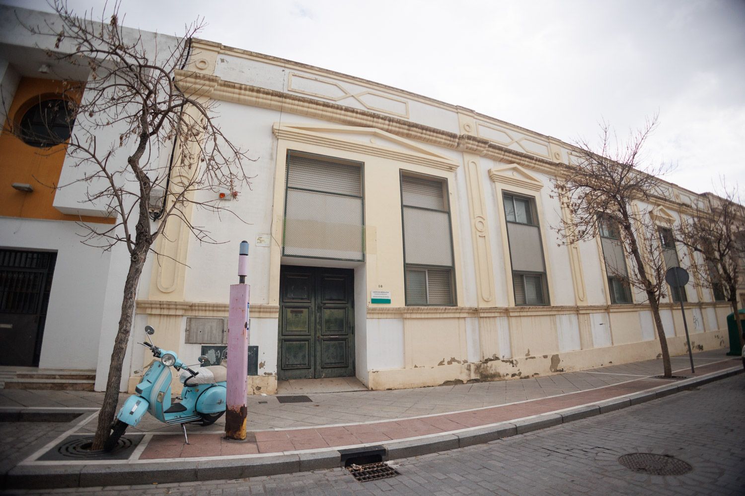 Vista de la fachada de la antigua sede de la Escuela Oficial de Idiomas en Taxdirt, de titularidad municipal.