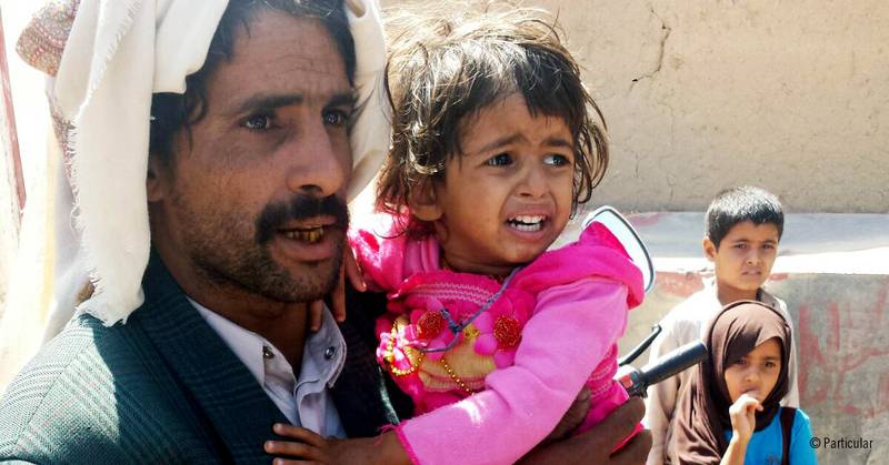 Un padre con sus hijos en Yemen.