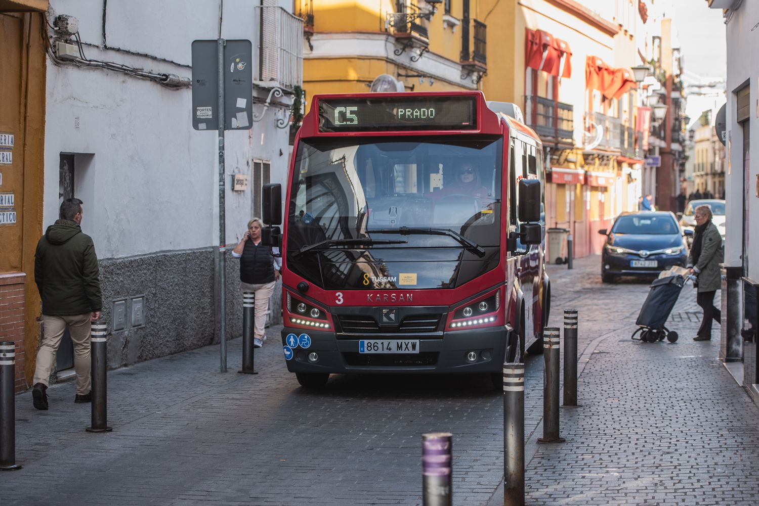 Un autobús de Tussam circulando por el centro de Sevilla. Un autobús de Tussam circulando por el centro de Sevilla.