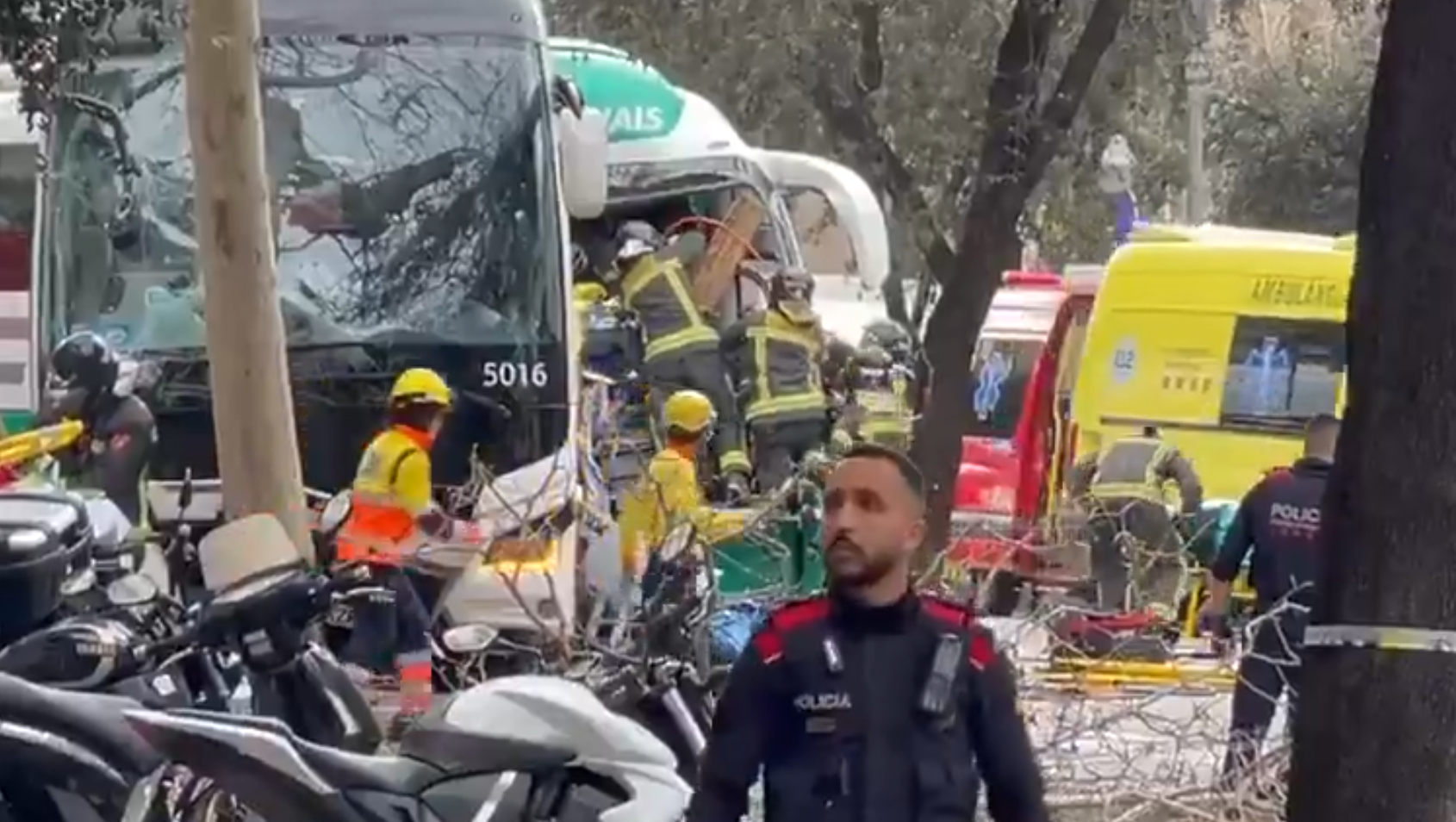 Estado en que han quedado los autobuses, en una imagen de TV3.