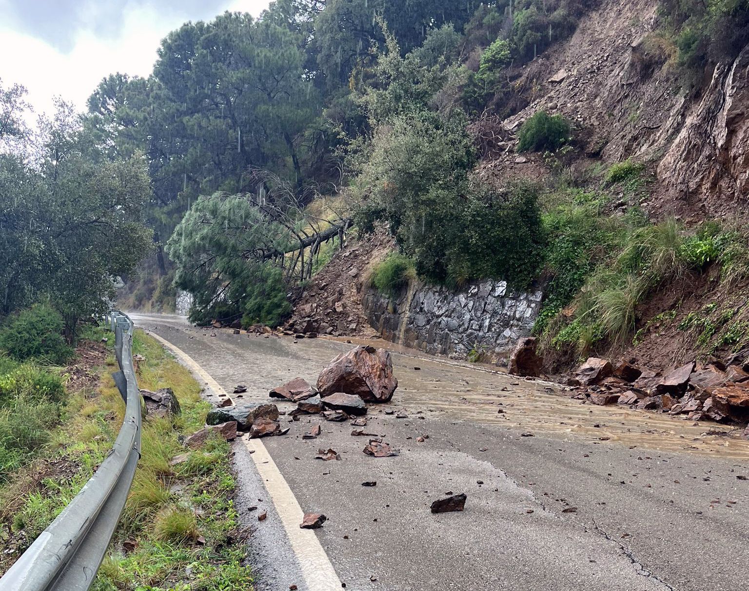 Una carretera afectada en Málaga, en una imagen de archivo. Una carretera afectada en Málaga, en una imagen de archivo.